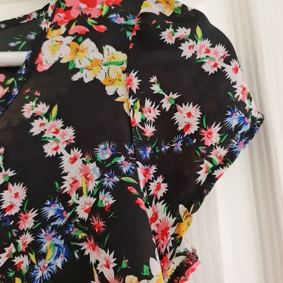 ✨ HOST PICK ✨ Floral top - Picture 4 of 4